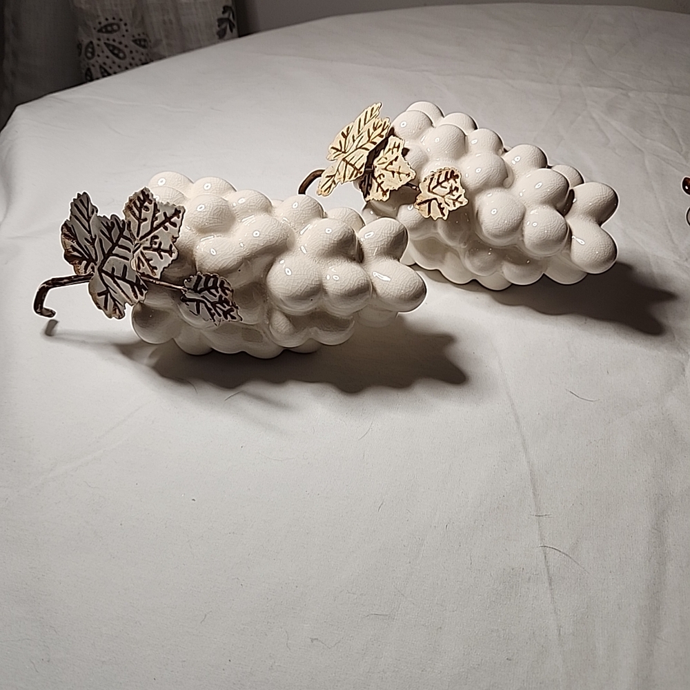 Elegant Cream Grape Cluster Decor